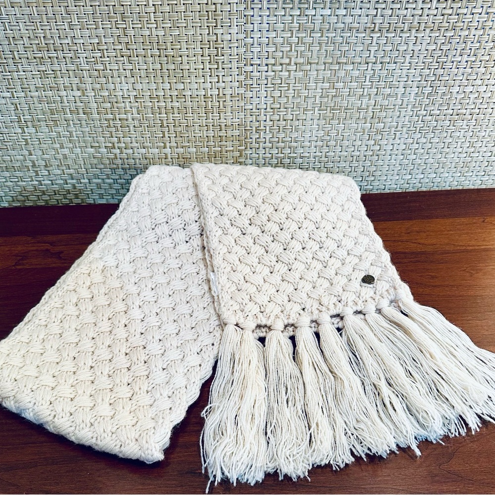 🌟3xHP🌟Billabong Cream Acrylic Diagonal Basketweave Fringed Scarf